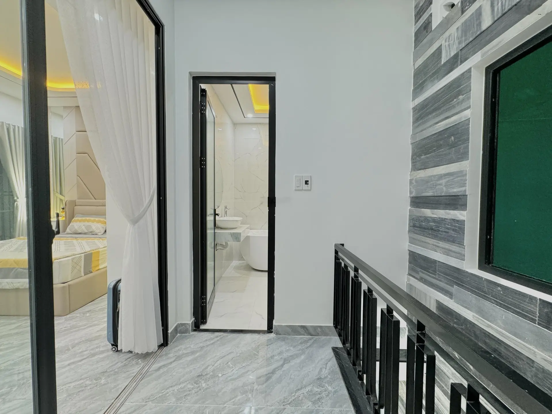 Nhà đẹp Đà Nẵng - Bán gấp nhà 3 tầng Tân Cổ Điển, thông biển, full nội thất nhà mới xây LH 09378943