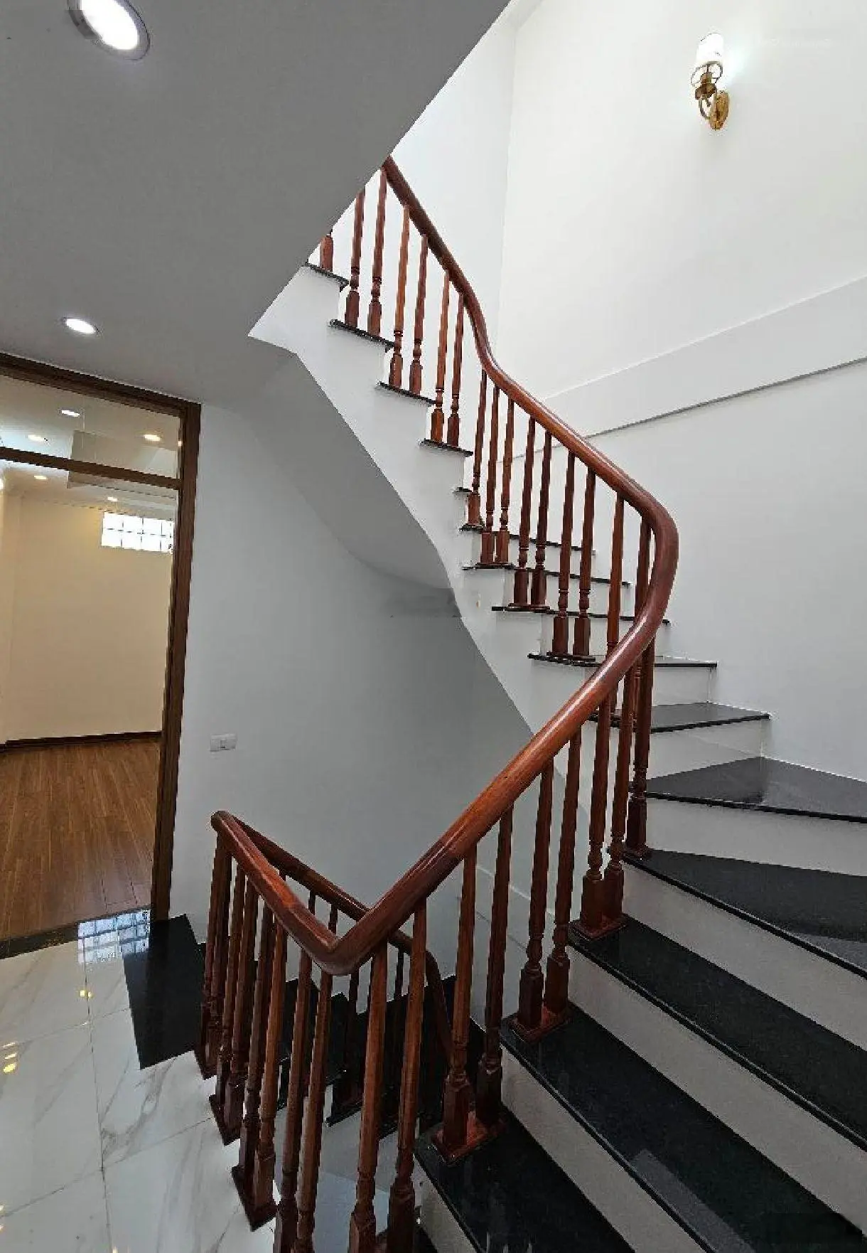 Siêu phẩm Phố Trạm Long Biên 45m2 x 4 tầng full nội thất xịn xò ô tô đỗ cửa vài bước chân ra Aeon