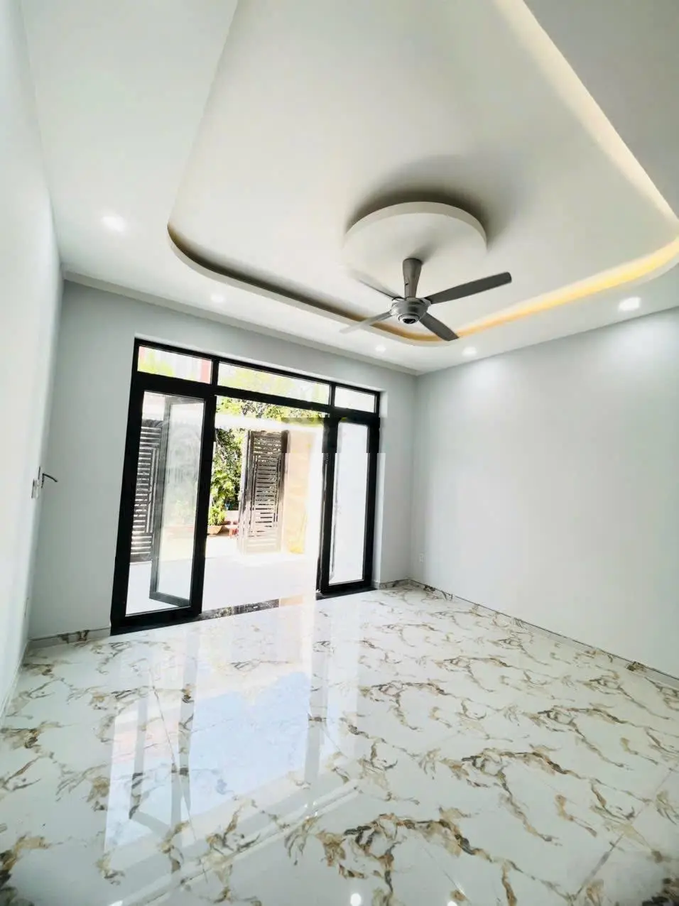 Bán nhà đẹp 1 trệt 2 lầu ngay sát Vinhome Quận 9, Cách Vinhome 200m. Sổ hồng riêng
