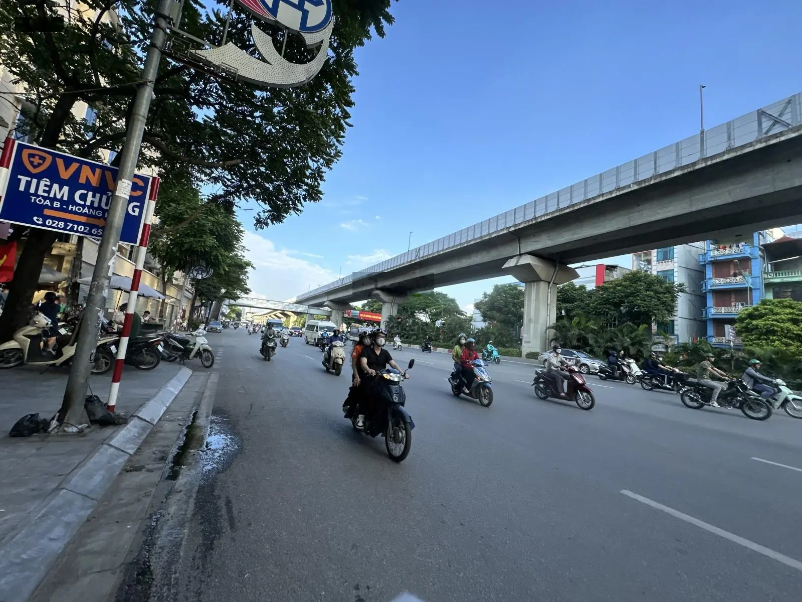 Bán gấp nhà phố Nguyễn Trãi, Kinh doanh, lô góc 3 mặt thoáng. DT: 80m2 3 tầng, MT: 6.6m giá: 22 tỷ