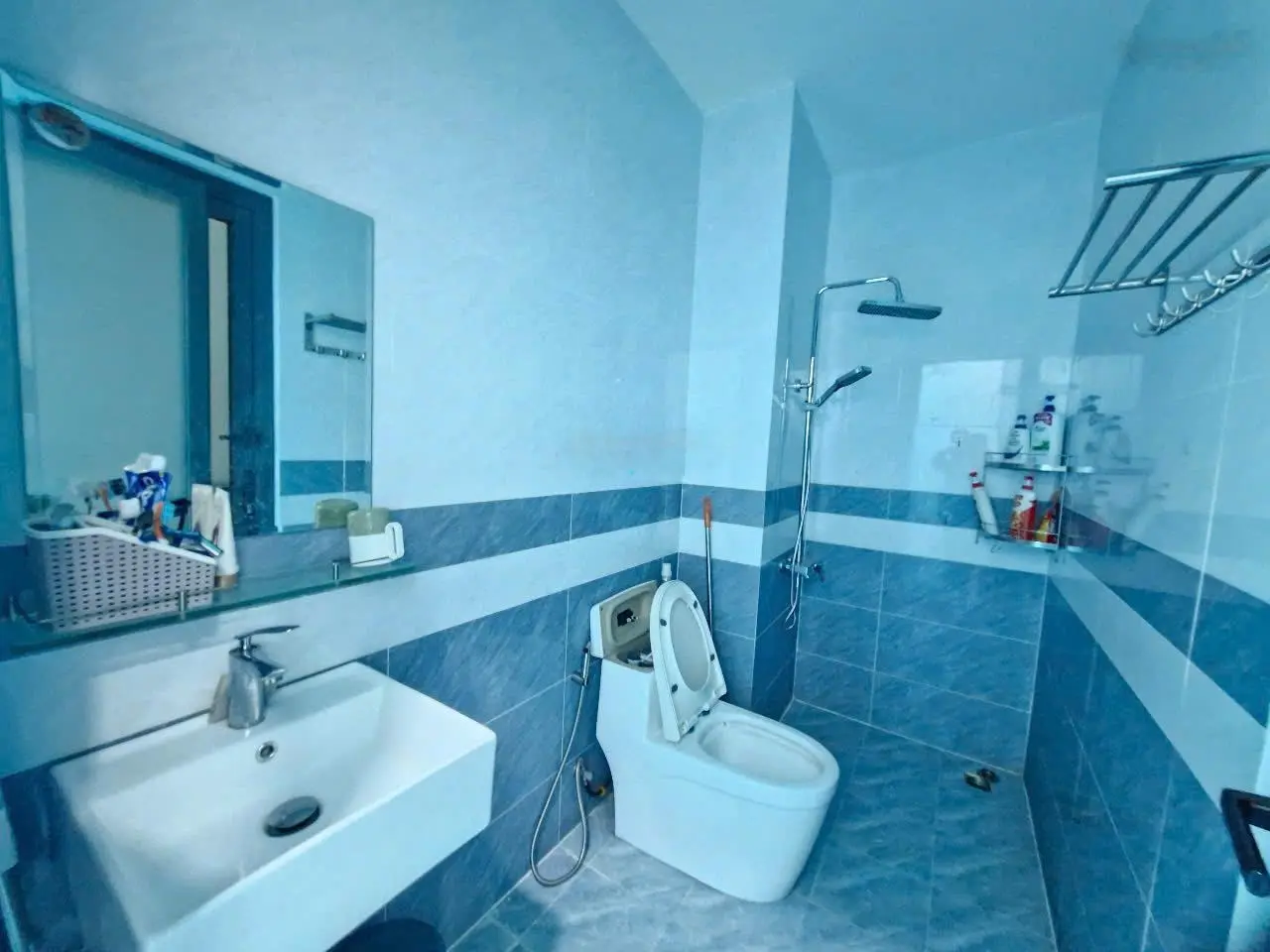 Nhà đẹp, sổ riêng, công chứng ngay, đường 8m liền kề Vinhomes Quận 9.
