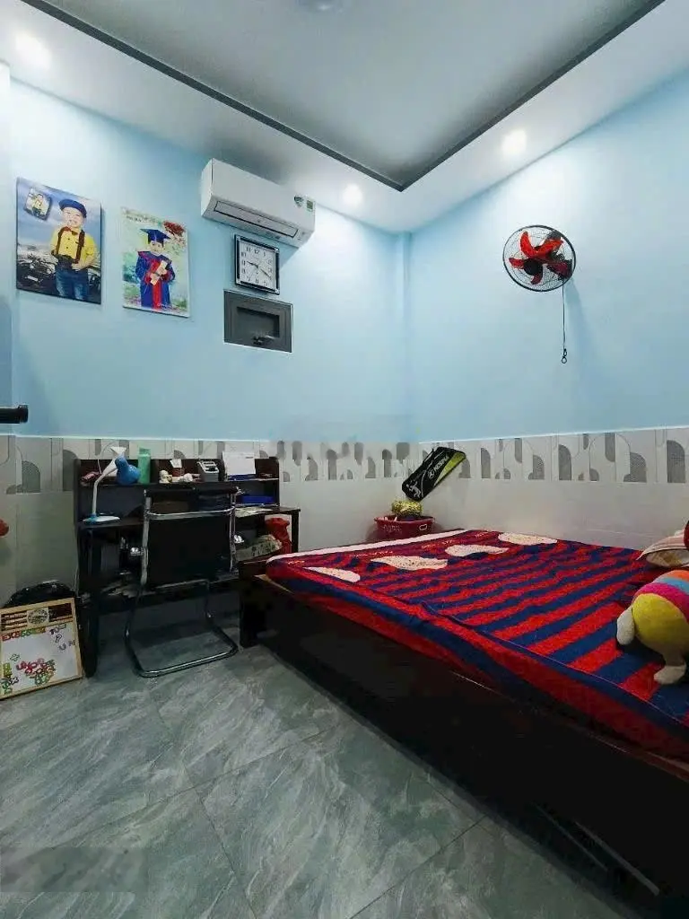 Cần bán gấp nhà giải quyết công việc giá cực rẻ nhà 3 tầng sân thượng chỉ 5,5 tỷ, hoàn công đủ
