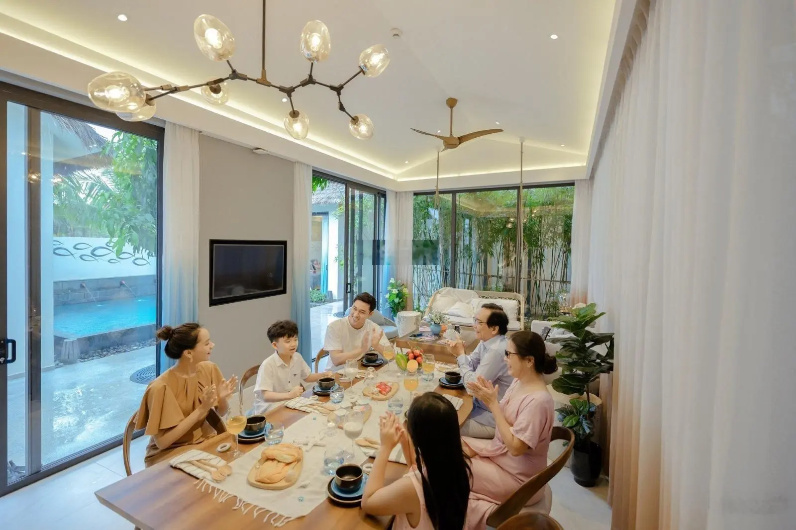 Cần bán biệt thự Bãi Kem, 247m2 giá cắt lỗ chỉ 10 tỷ, cam kết 1,2 tỷ/năm, có gia lộc mạnh