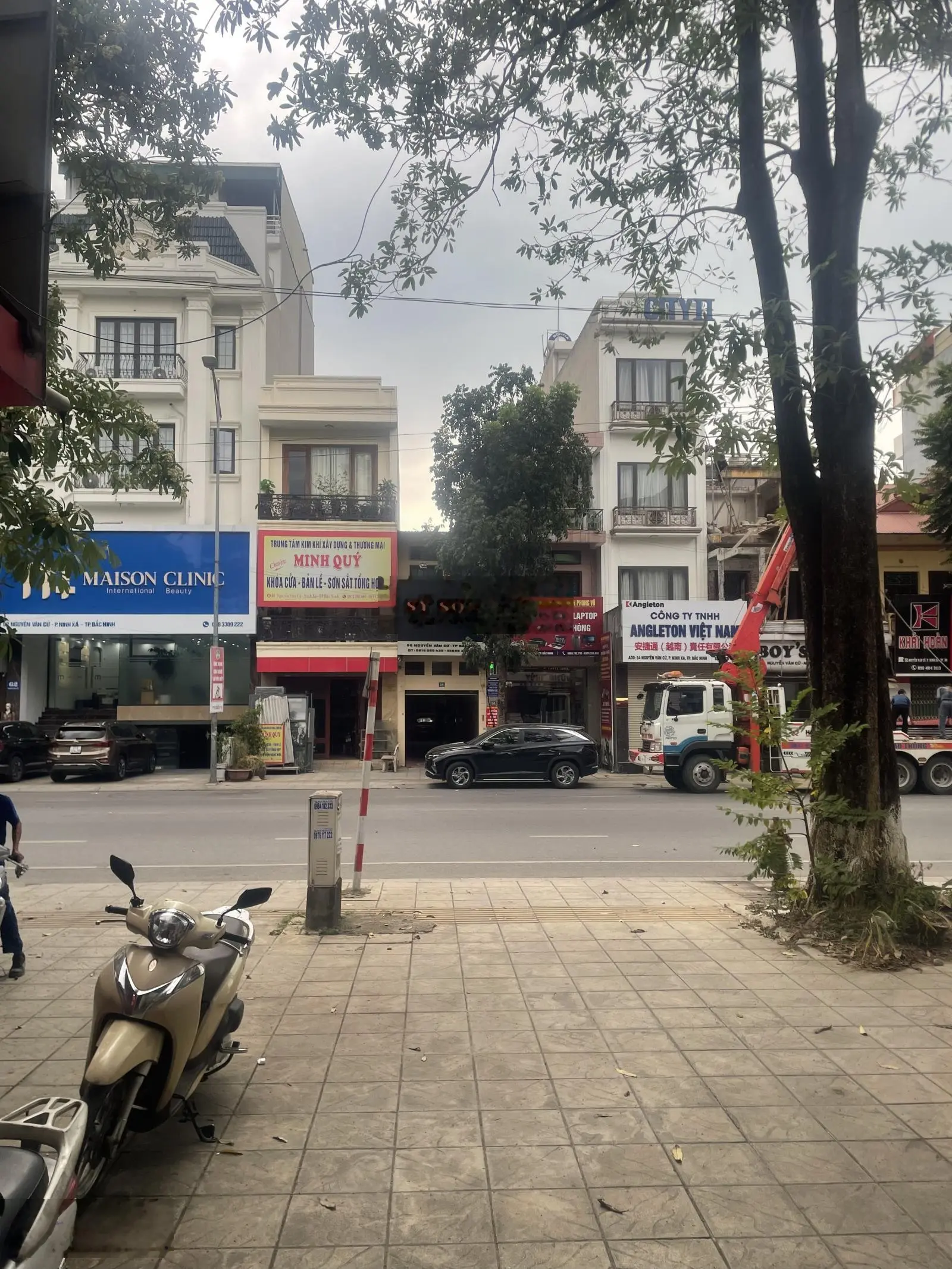 Chính chủ nhờ bán nhanh căn nhà 2 tầng mặt phố Nguyễn Văn Cừ thông 2 đầu kinh doanh sầm uất