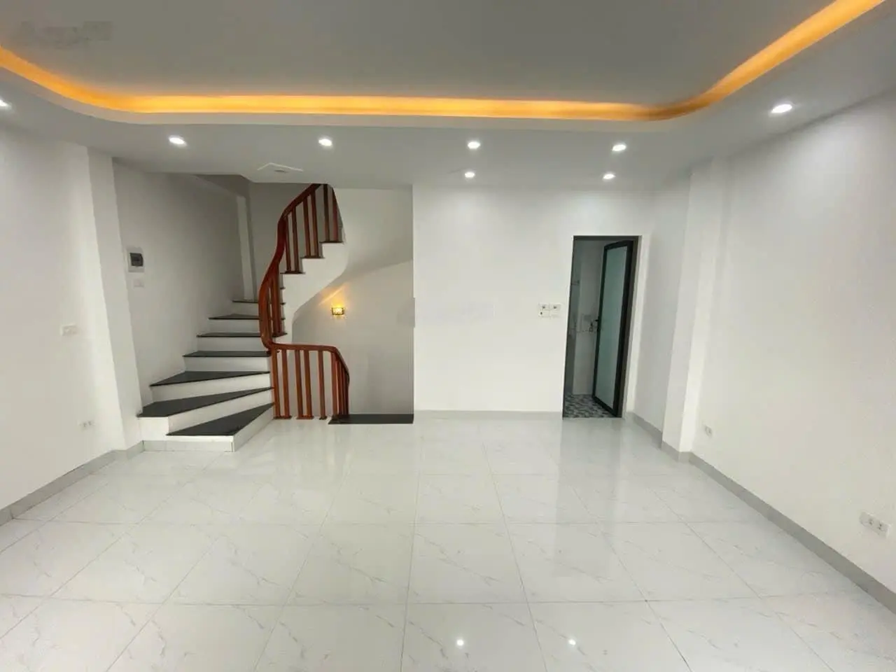Hơn 7 tỷ tí có ngay nhà Đại Mỗ ô tô vào nhà, 10 ra mặt phố DT 32m2, 5 tầng, MT5.3m, mới đẹp ở ngay