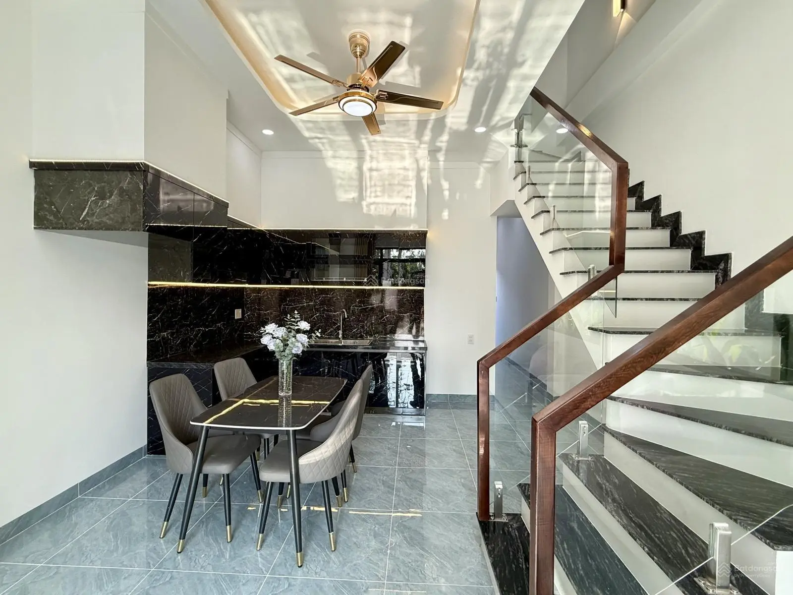 Bán nhà đường nhựa rộng DX 023, nhà 1 trệt 2 lầu đẹp, 3 phòng ngủ, sân oto 7 chỗ
