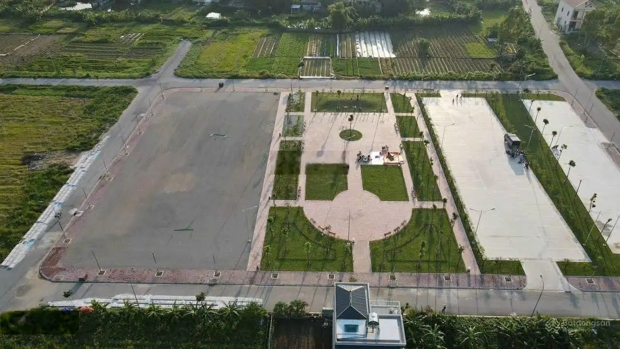 Đất trong khu giãn dân, diện tích 160m2, mặt tiền 10m, đường rộng 8m, tiện ích gần trường học, chợ