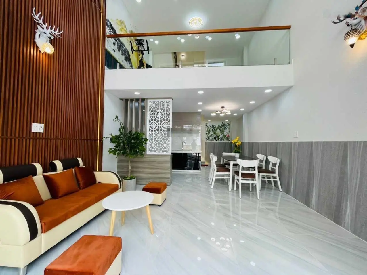 Bán gấp nhà 1 trệt 3 lầu 100m2, MT kinh doanh buôn bán được. 2.5 tỷ. Lh 0394 000 *** em Oanh