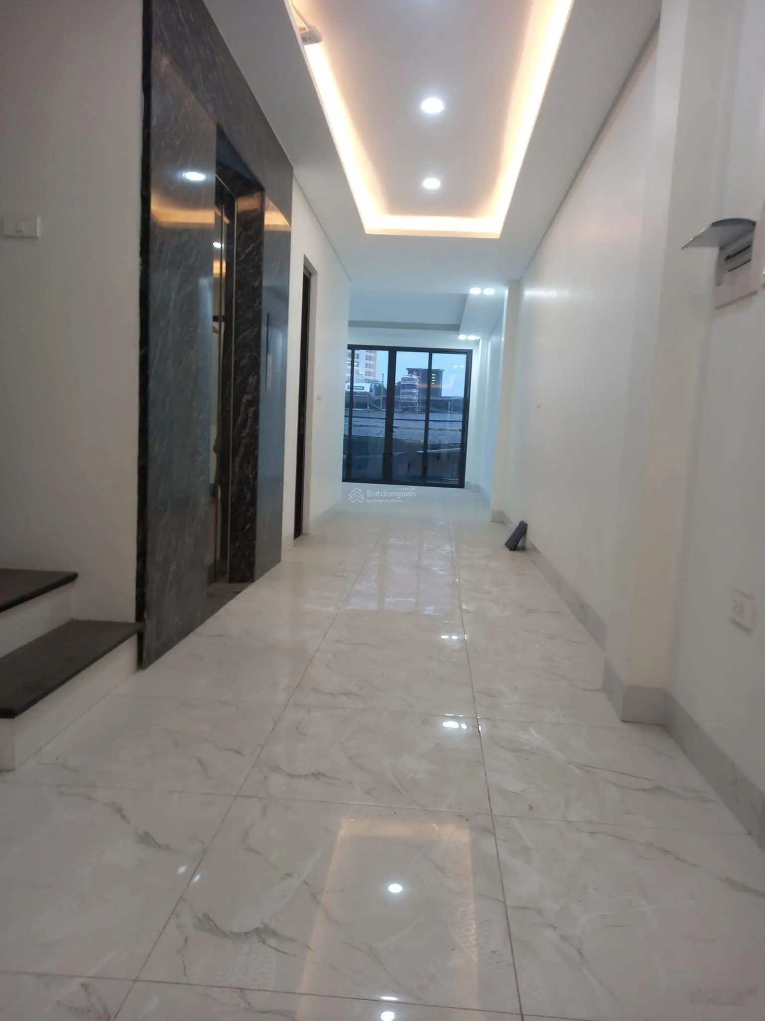 Chuẩn 200%! Mặt phố Lạc Long Quân 55m2, 7T thang máy - kinh doanh bất chấp, vỉa hè đá bóng, sổ đẹp