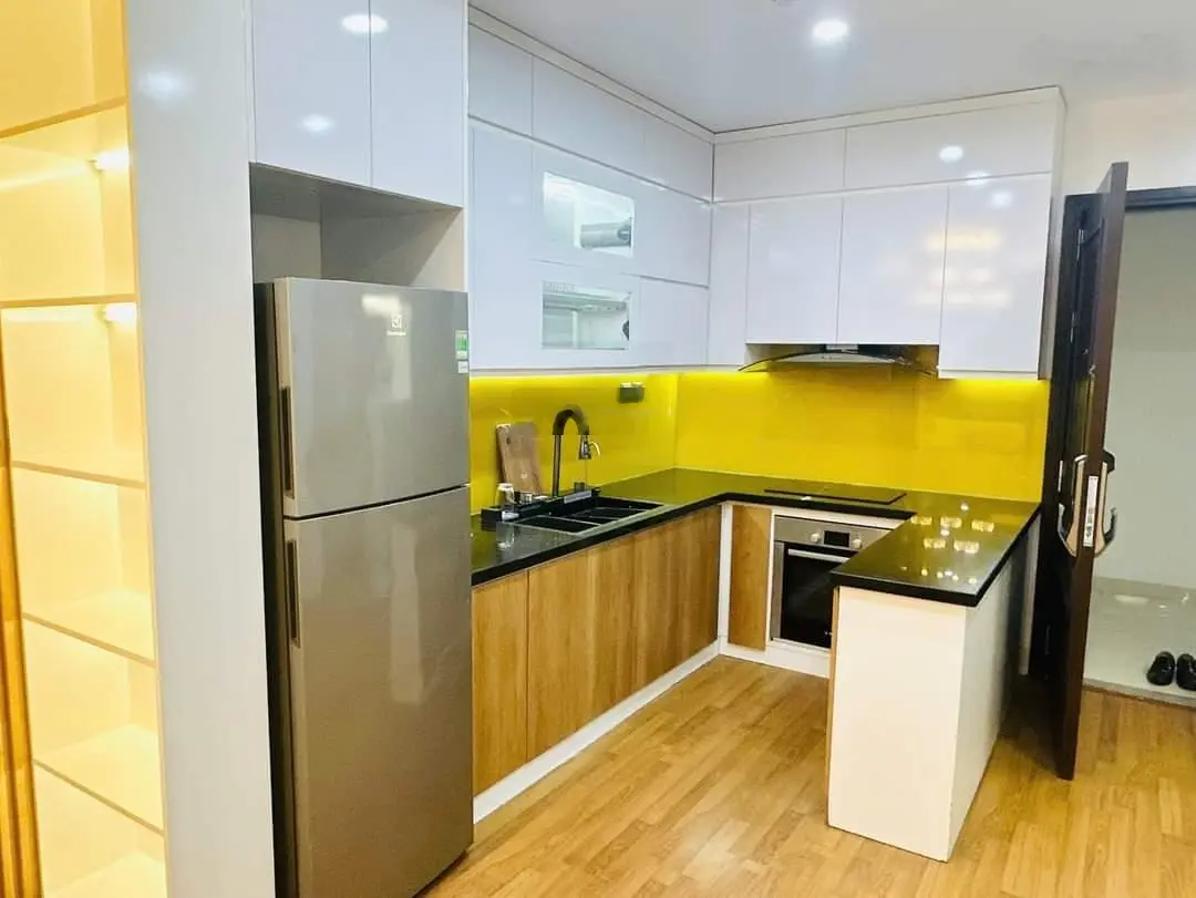 Chính chủ cần bán căn hộ 70m2 tầng trung, ban công hướng mát, nội thất cao cấp. Sổ đỏ cất két.