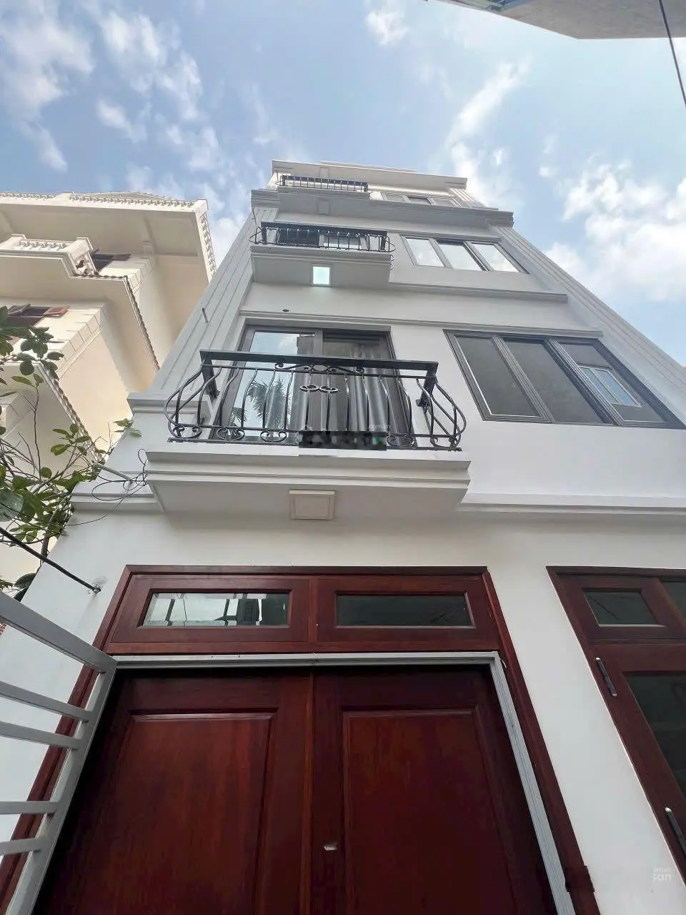 Bán nhà 5 tầng ngay trung tâm Gia Thụy 35m2 mặt tiền và hậu 5.4m Giá có 6.3 tỷ.