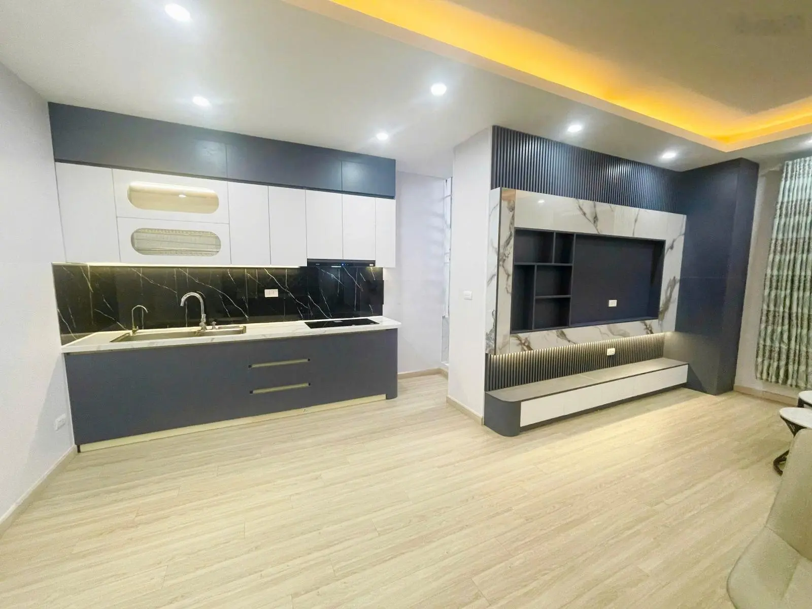 Nhượng lại căn hộ chung cư CT5 Mỹ Đình 1 DT 92m2 3 ngủ 2 vệ sinh giá 4,6 tỷ LH 0369 736 *** Mr Quân
