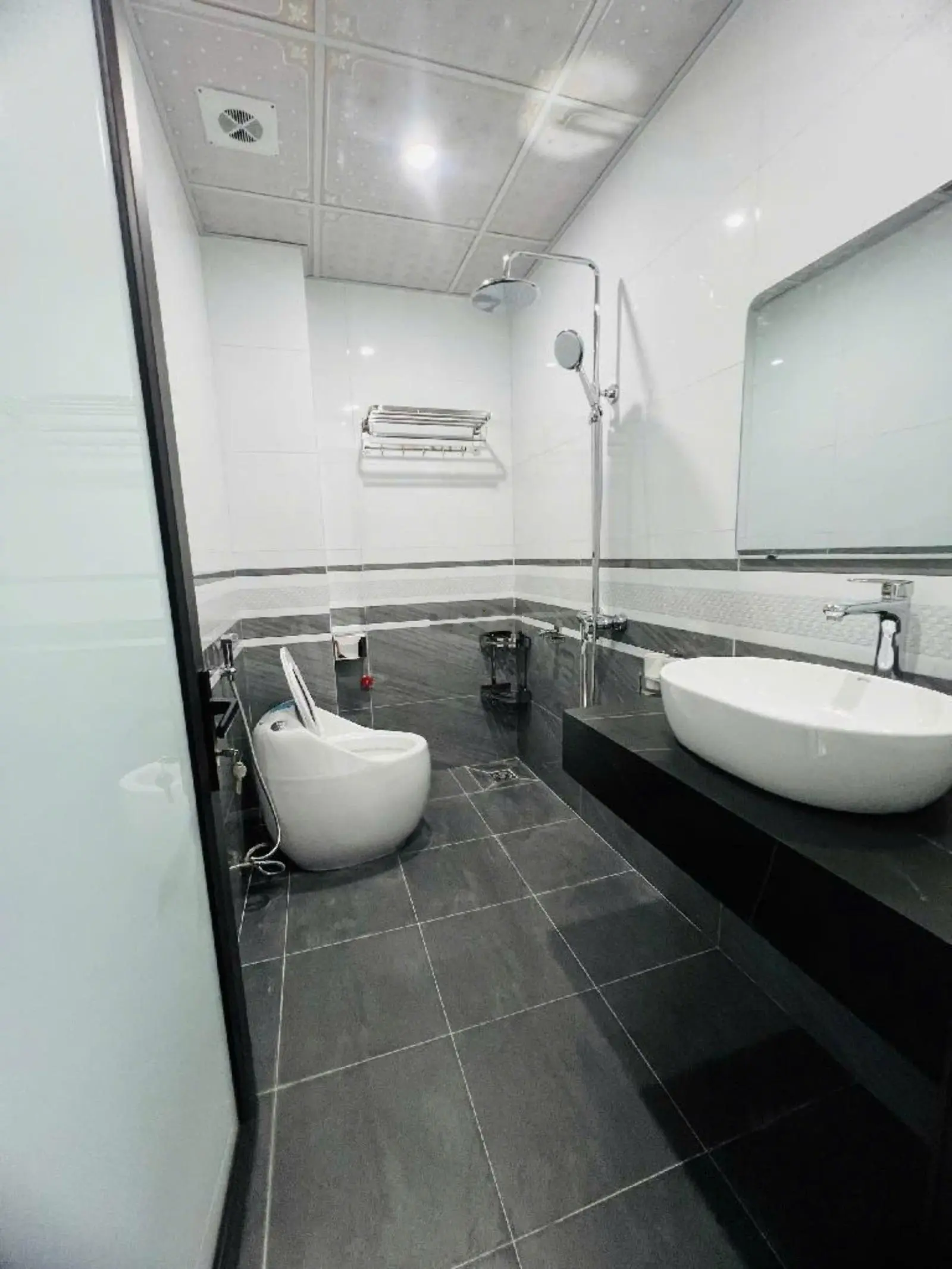 Hiếm! 7 chỗ vào nhà! Bán nhà Tây Mỗ 40m2x5T, nhà mới, lô góc, dân trí, cạnh Vinhome, giá chỉ 5.5 tỷ