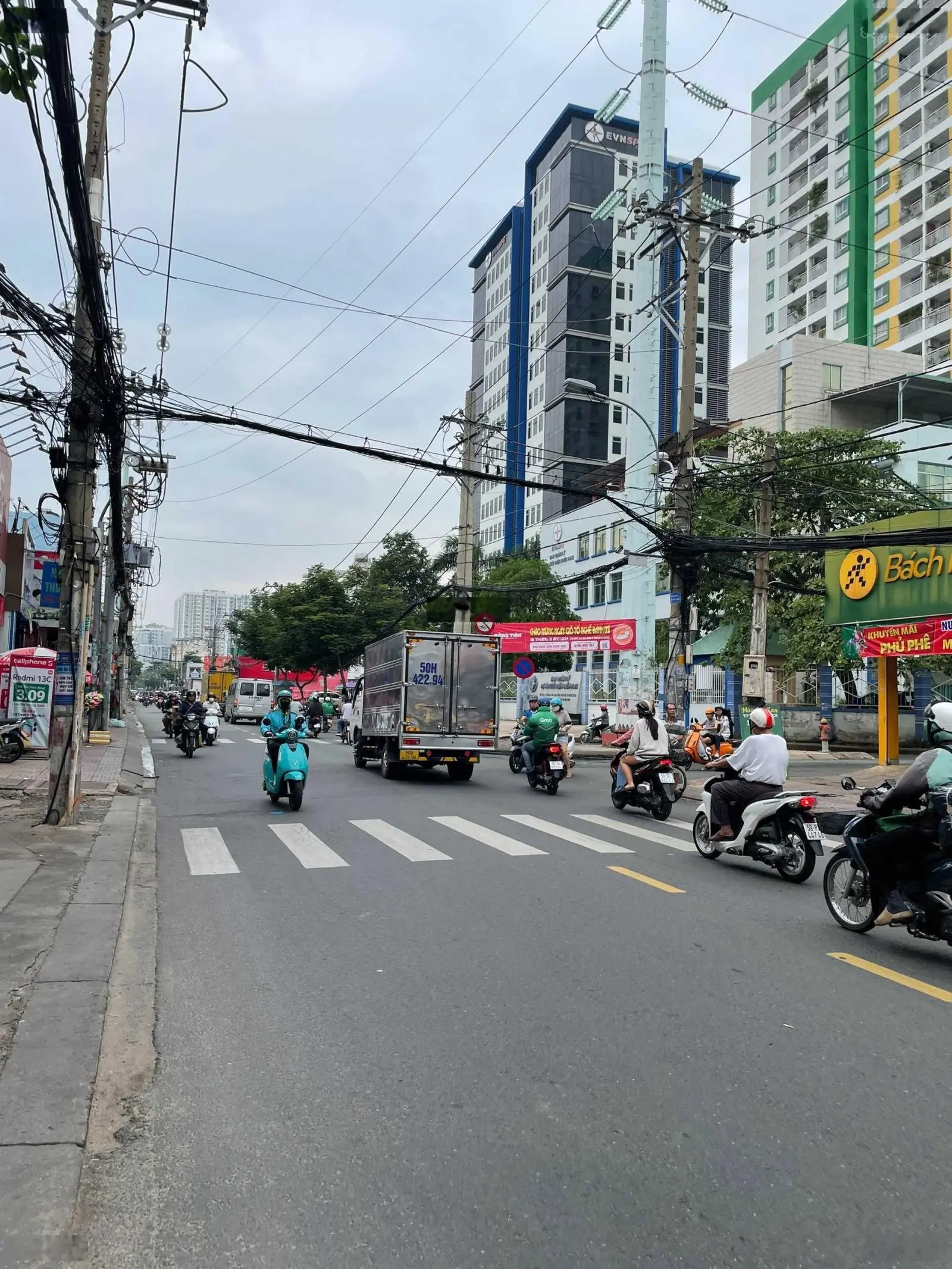 Giảm 30 tỷ còn 23 tỷ bán nhanh căn nhà MT đường Phạm Văn Hai, Tân Bình. DT 5x21 - 3 tầng - HĐT 97tr