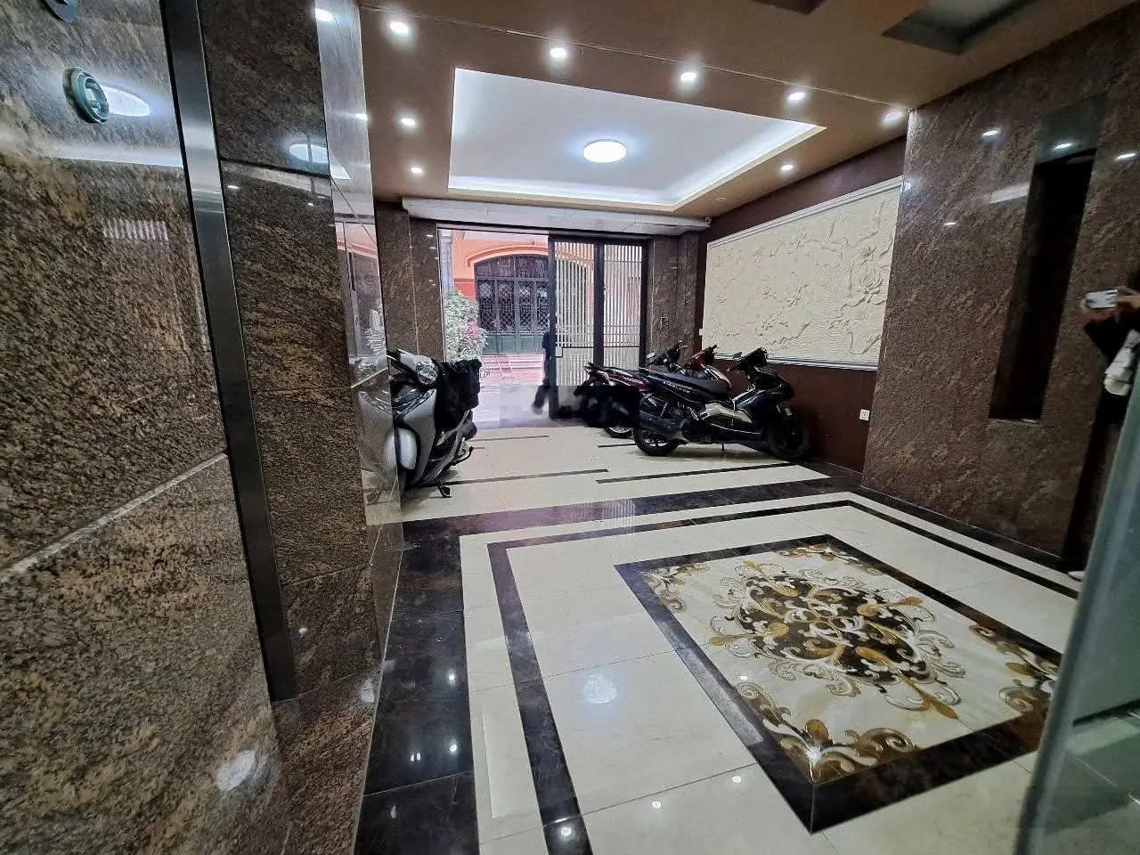 Bán gấp nhà mặt ngõ thông. Ô tô đỗ cửa. Thang máy. Đường Lê Trọng Tấn. 65m2 - 5 tầng