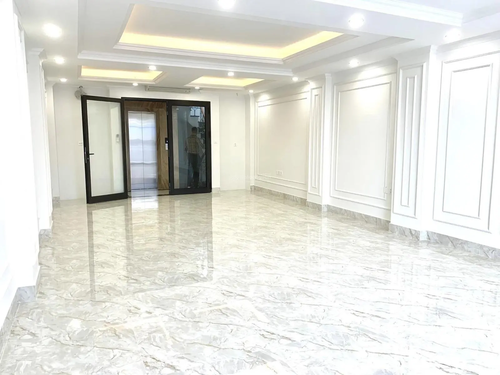 Bán nhà mặt phố Vũ Tông Phan, 110m2, 10 tầng, 6,2m mặt tiền vỉa hè kinh doanh, thang máy