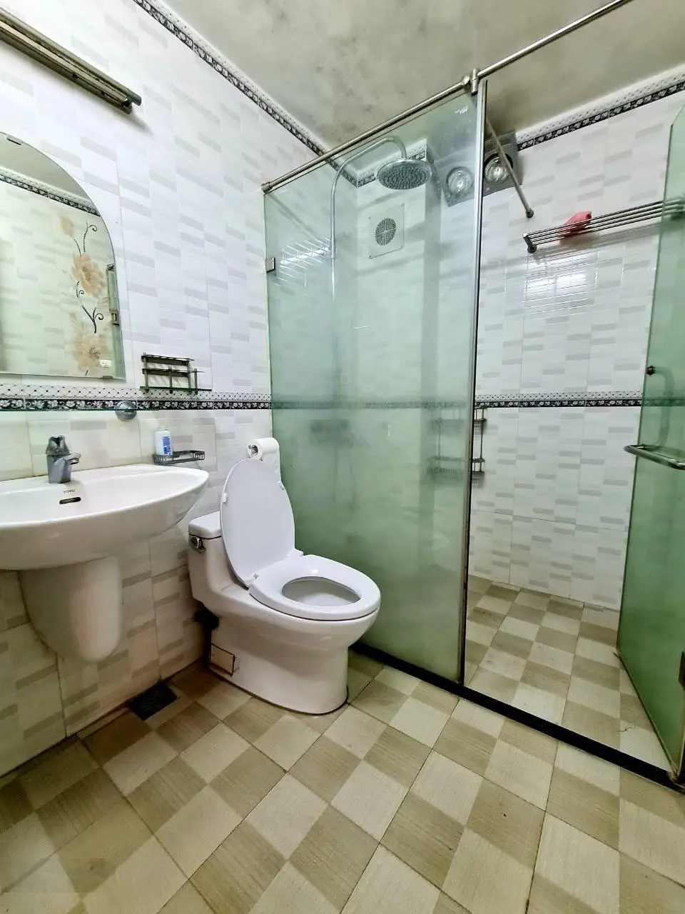 Bán nhà Lĩnh Nam.DT:61mx 5T. MT4,5m. Phân lô ô tô vào nhà, vỉa hè, ô tô tránh đỗ ngày đêm. Giá:12tỷ