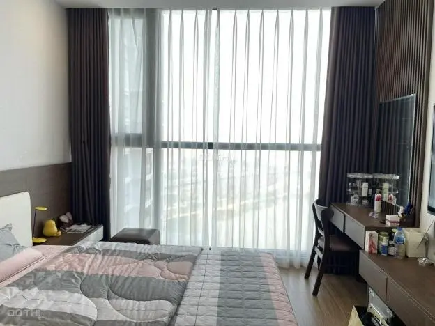 Bán căn hộ view hồ 3 phòng ngủ Vinhomes Skylake, tầng 26, sẵn hợp đồng thuê và nội thất, sổ lâu dài