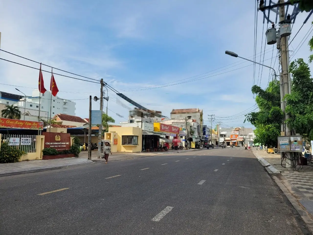 Bán nhà 1 trệt 1 lầu - nhà đẹp, mới đường nhựa hồ Ngọc Lầu, Phú Trinh, Phan Thiết cách Lê Duẩn 200m