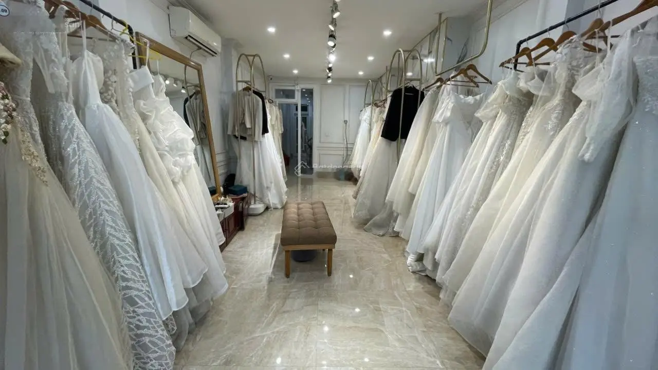 Đỉnh cao kinh doanh, bán nhà lô góc mặt chợ, ô tô tránh, 62m2 nhỉnh 15 tỷ Lạc long Quân, giá rẻ.