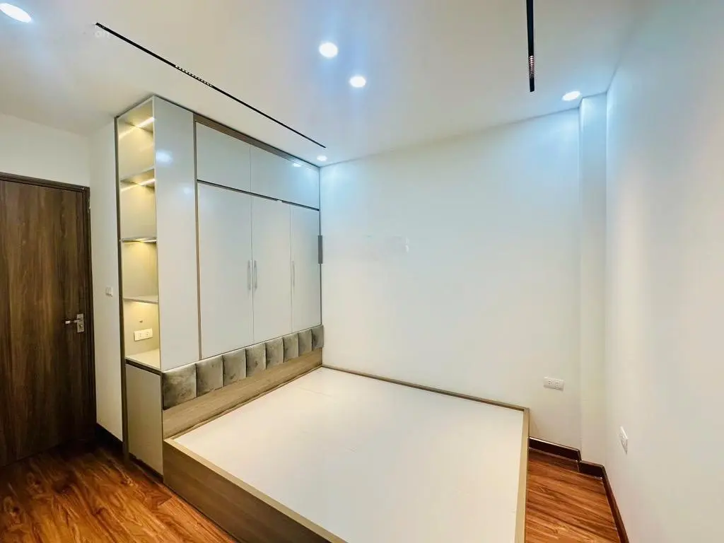 Tôn đức thắng_1 bước ra mặt phố_dân xây chắc chắn_thang máy_ở và kinh doanh dt:50m_mt:6,9_13,4 tỷ