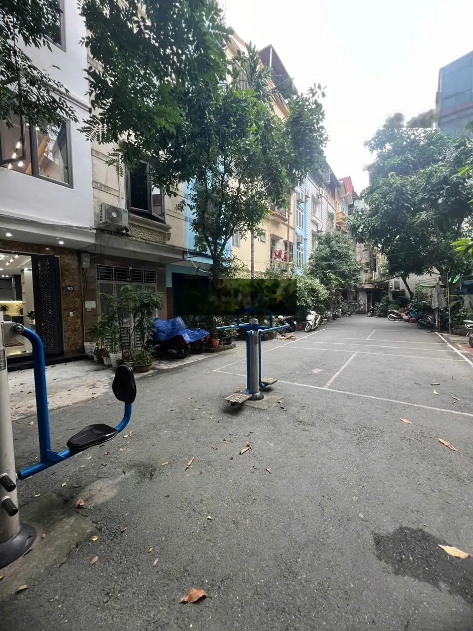 Bán nhà trung tâm Đống Đa - gần phố - trước nhà sân rộng đánh bóng