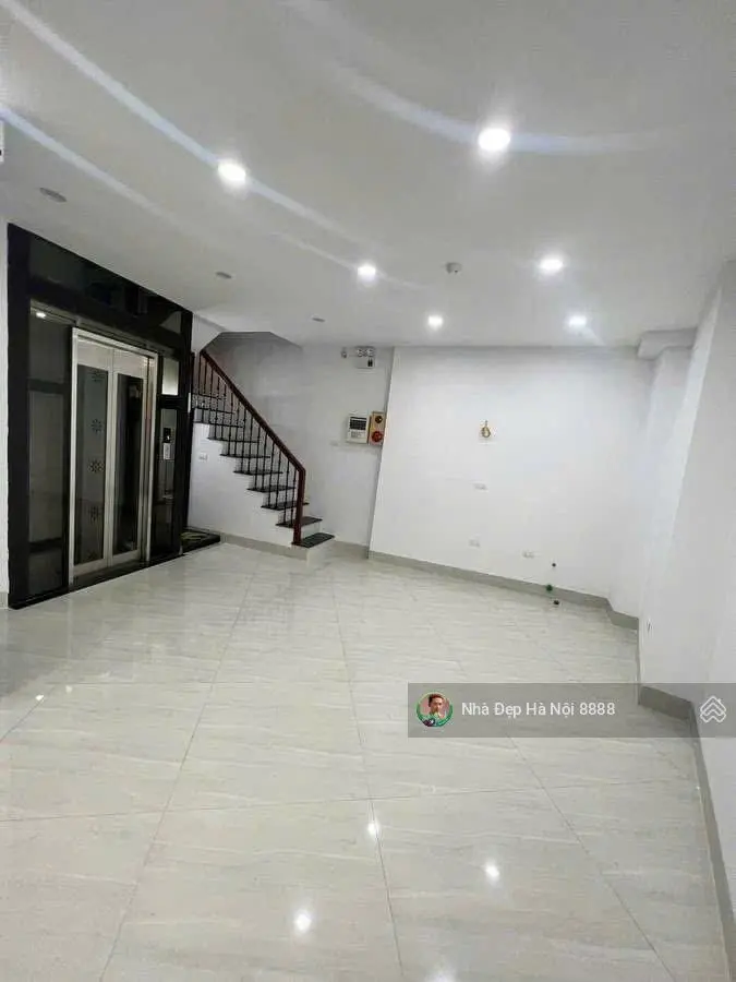 Chỉ cách hồ 20m một căn nhà mới xây kiêu hãnh vươn lên giữa lòng phố 6 tầng, thang máy mặt tiền 4m