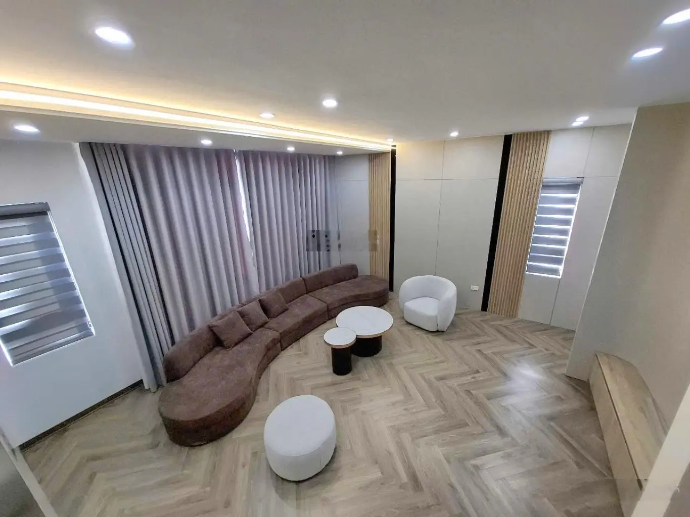 Nhà đẹp cầu thang máy fun nội thất phố trạm long biên hà nội 45m2