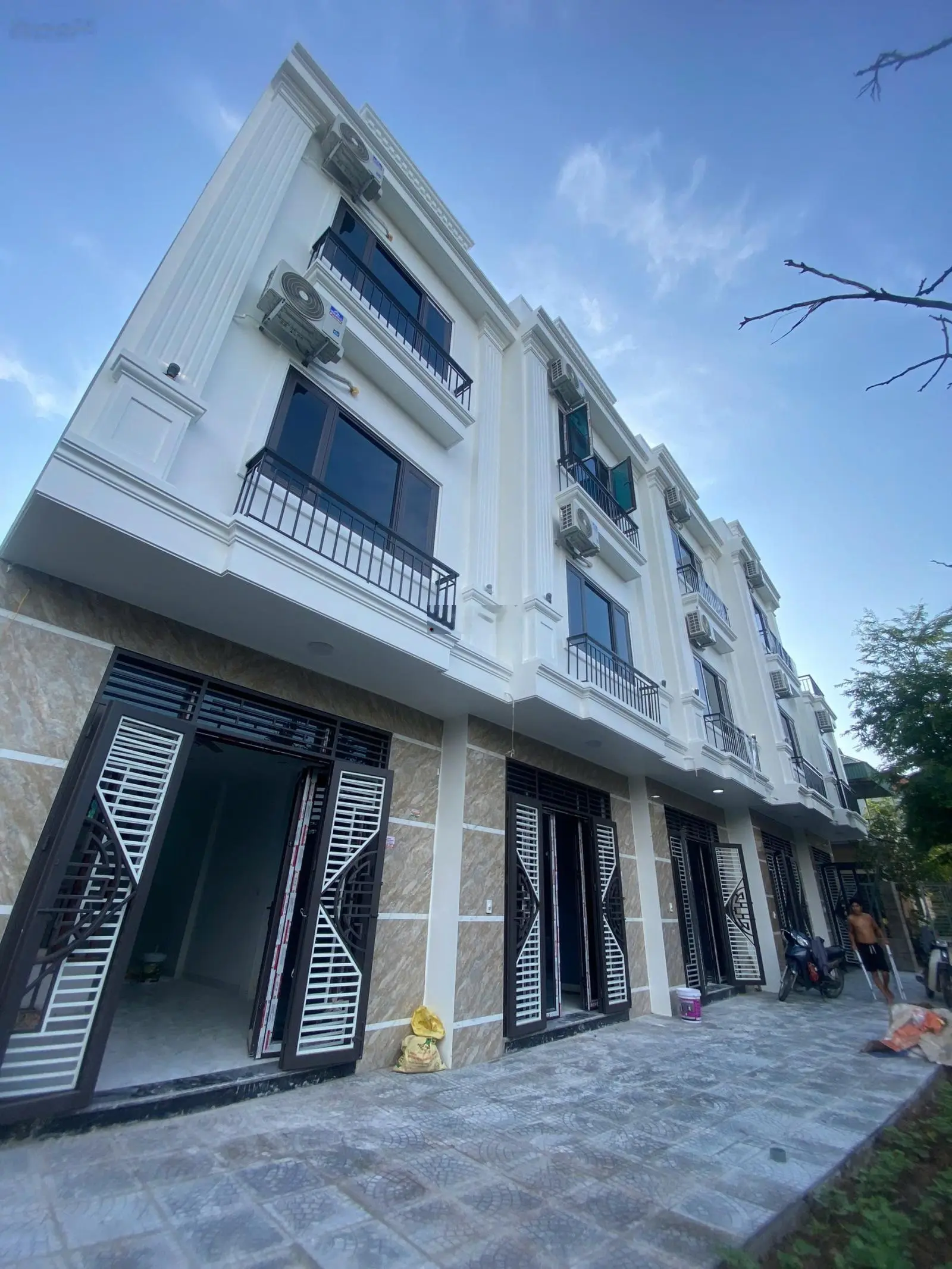 Bán nhà 4 tầng* 41m2 cực đẹp. Cách Vành Đai 35 chỉ 1km. Ra ĐL Thăng Long 3p. Gần Mỹ Đình, các KDT