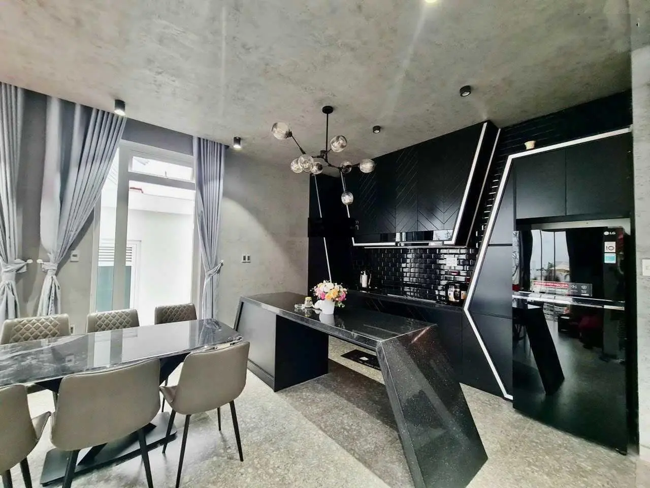 Villa hồ bơi sân vươn Nam Hồ 312m2 nở hậu 3 tầng 4PN - 5WC khai thác doanh thu 75 - 95tr/tháng