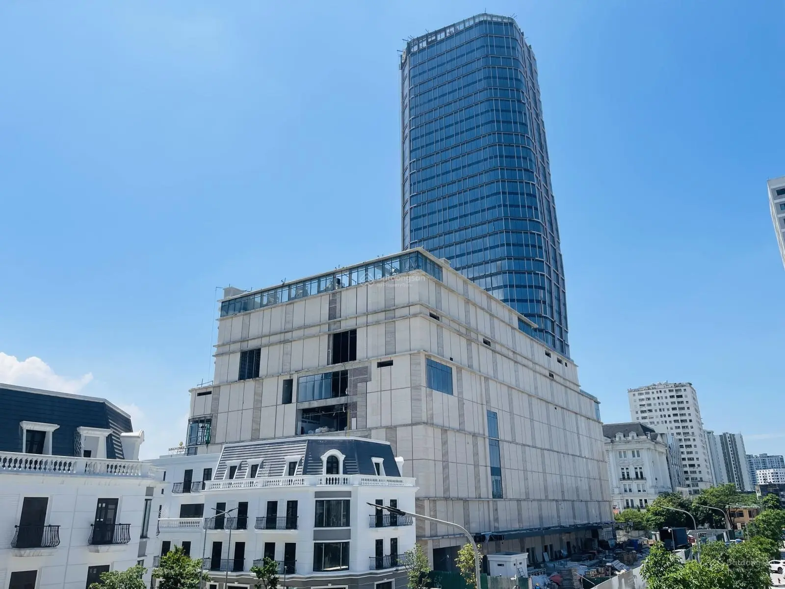 Độc quyền căn góc hoa hậu trái tim vinh