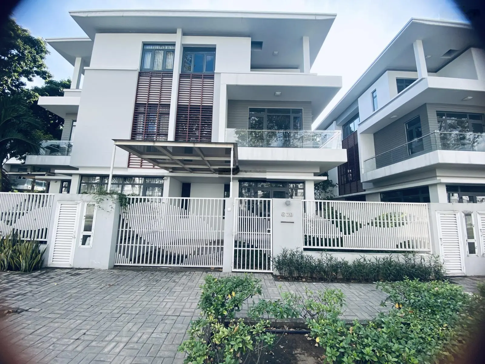 Chủ nhà cần ra gấp căn song lập 230m2 Phố Đông Village Quận 2 chỉ còn giá 22 tỷ thuận tiện mở VP