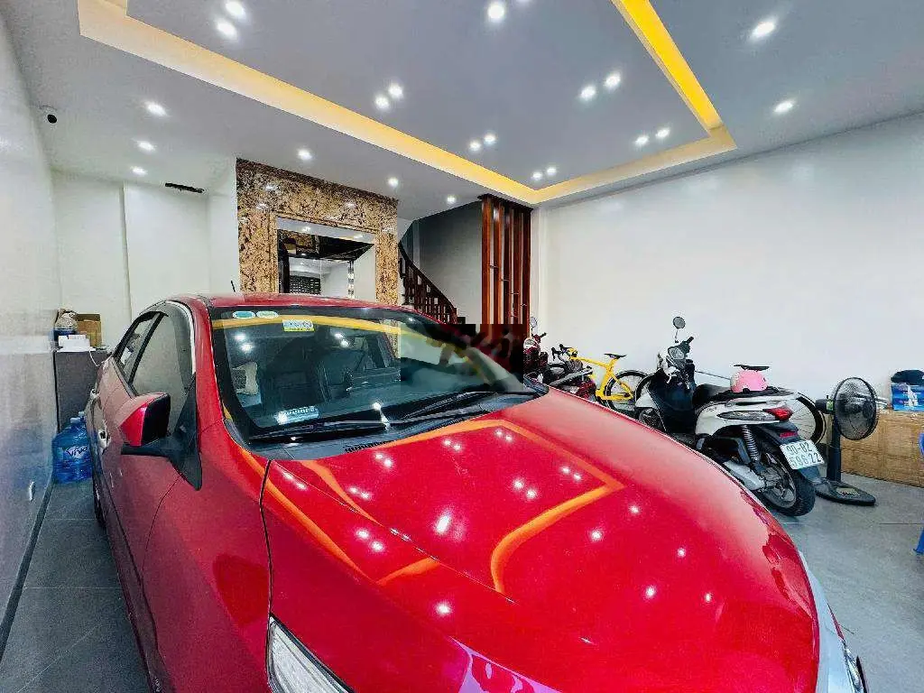 Nhà mặt phố lô góc Ngã Tư Nguyễn Văn Cừ và hồng Tiến