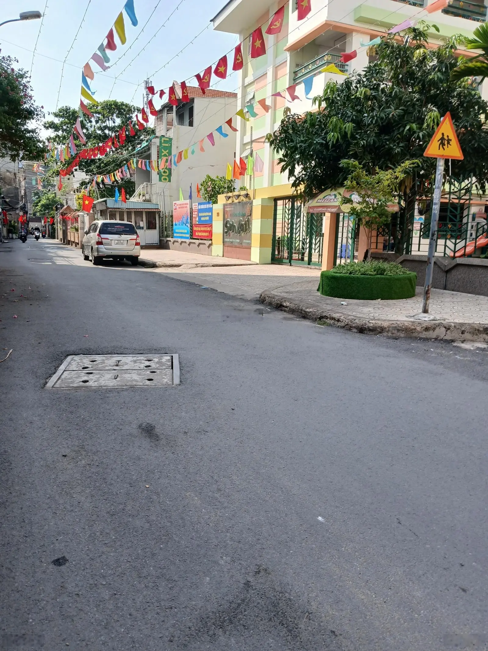 Nhà mt đường trần hữu trang, qpn