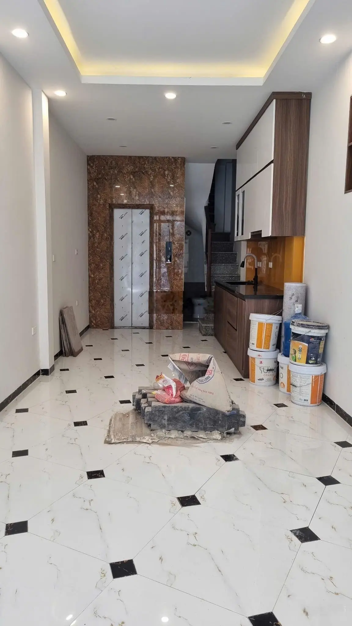 (THANG MÁY) Bán nhà Tôn Đức Thắng 40mx6T thông sàn TM mới đẹp thoáng 30m ra phố 7 tỷ Đống Đa