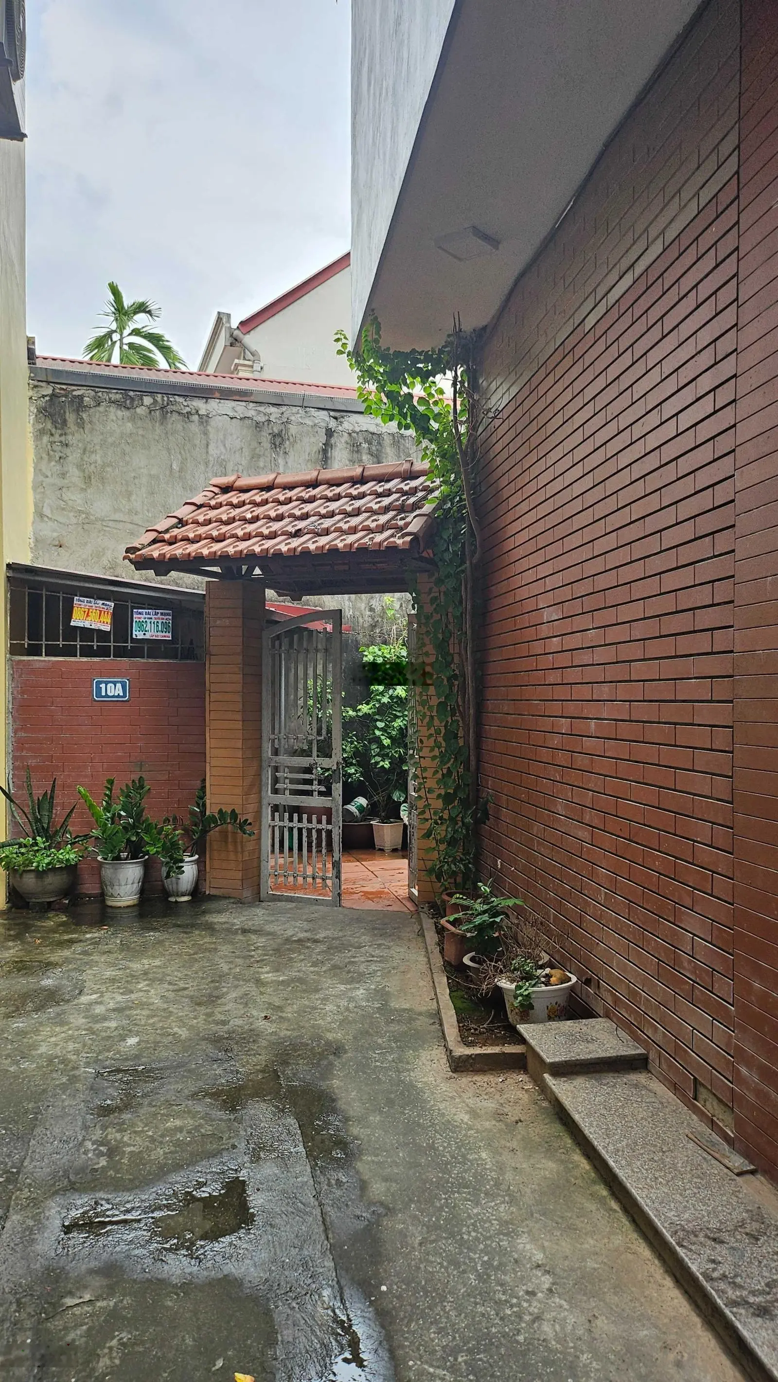 Nhà 2 tầng trong ngõ, cách Thành Cổ 500m, BVSơn Tây 500m, Chợ 1km. Nhà có 2 cửa hướng: Bắc và Tây.