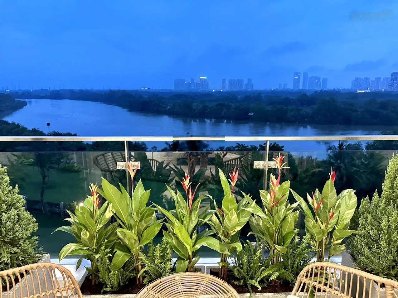 Căn hộ quá đẹp cần bán tại Phú Mỹ Hưng, nhà mới 100%, view sông trực diện, DT 130m2, 3PN, 2WC