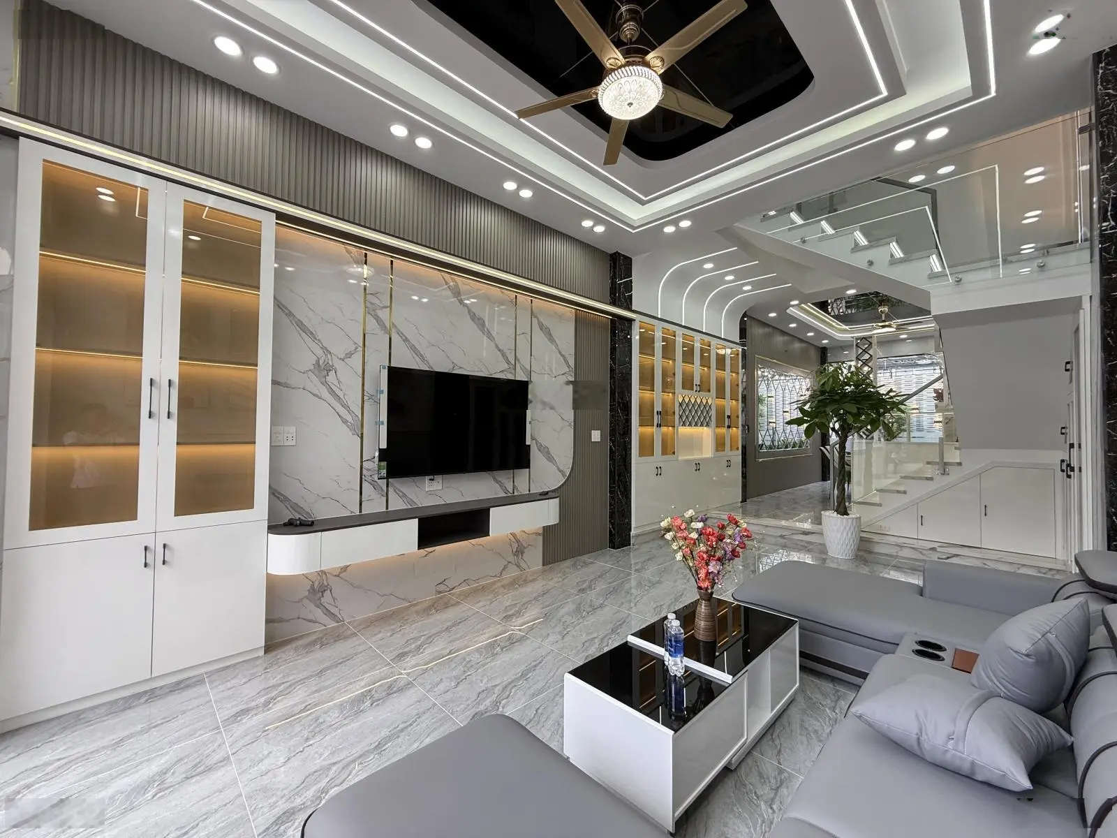 Nhà mặt tiền đường thông sẹc ngắn Hà Hà Huy Giáp, DT:4x25M, Trệt, 3 Lầu, 4PN, Sân ô tô, Sân thượng