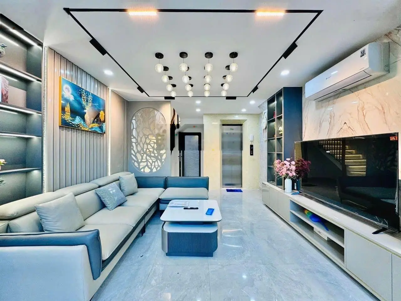 Bán căn nhà đẹp 54m đường Lê Thánh Tôn, P Bến Thành, Q1, TpHCM giá bán 3tỷ900. Gần chợ, hẻm 6m