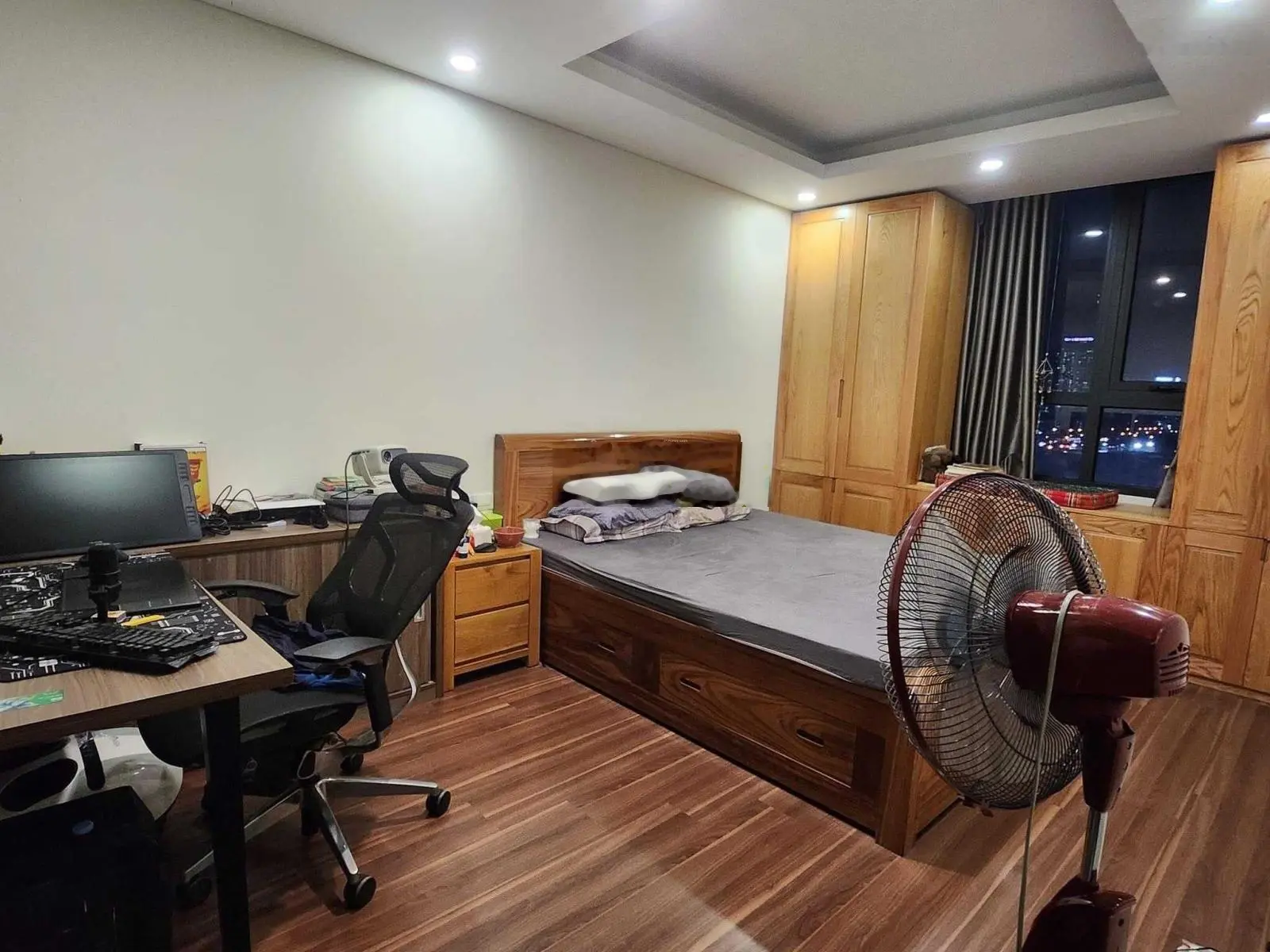 Chính chủ gửi bán căn 2 ngủ ban công Nam thoáng mát N01T5, full nội thất, sẵn sổ, slot ô tô