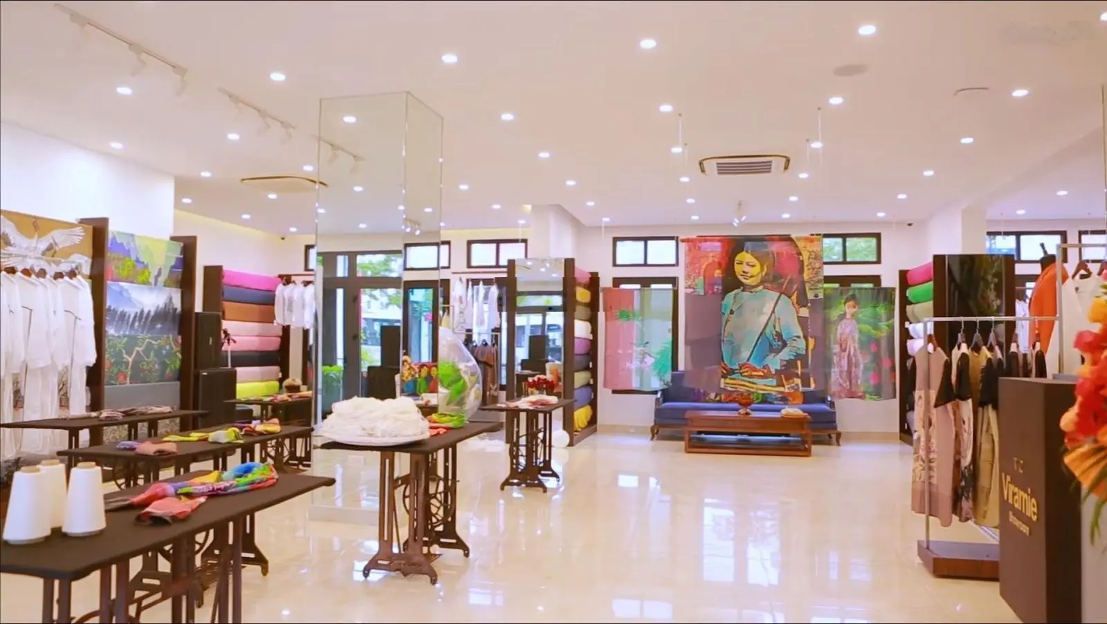 Bán nhà phố 260.5m2 mặt đường ra bãi tắm Marina Hạ Long. Sổ đỏ cất két LH Mr Tiến 0941 941 ***