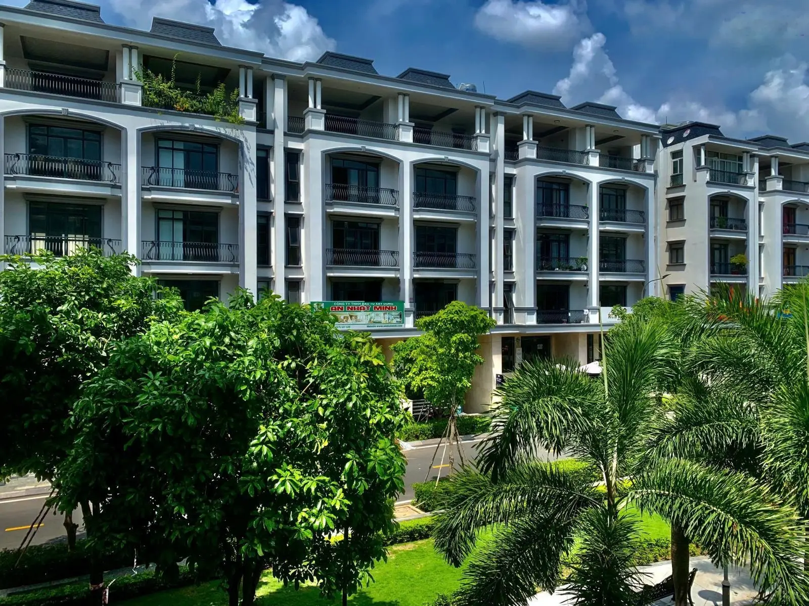 Bán gấp - nhà Vạn Phúc City - 7x22m hầm 4 tầng - view công viên - nhà thô - sẵn sổ hồng