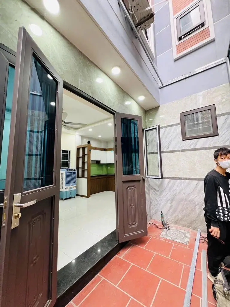 Cần bán nhà rất gấp ngay Vinsmart City Tây Mỗ, vài bước oto, có sân rộng, DT 43m2, giá bán 4 tỷ x