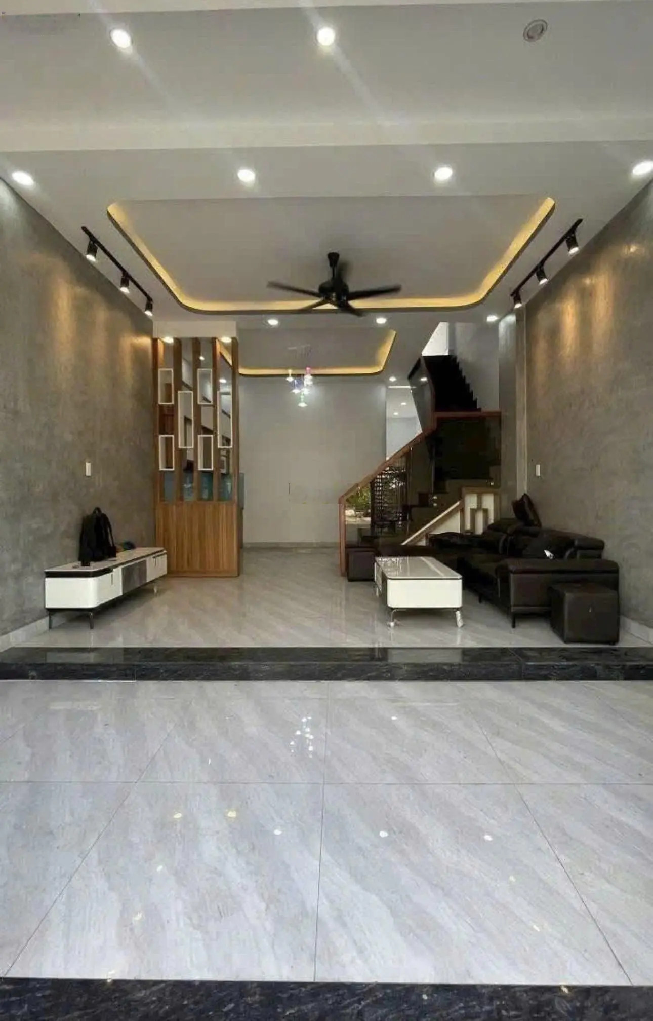 Bán nhà ngộp giá mềm chỉ 3.95 TỶ, 1 trệt 2 lầu, 4 phòng ngủ, 3wc, Sổ riêng ngay MT Lê Văn Thịnh, Q2