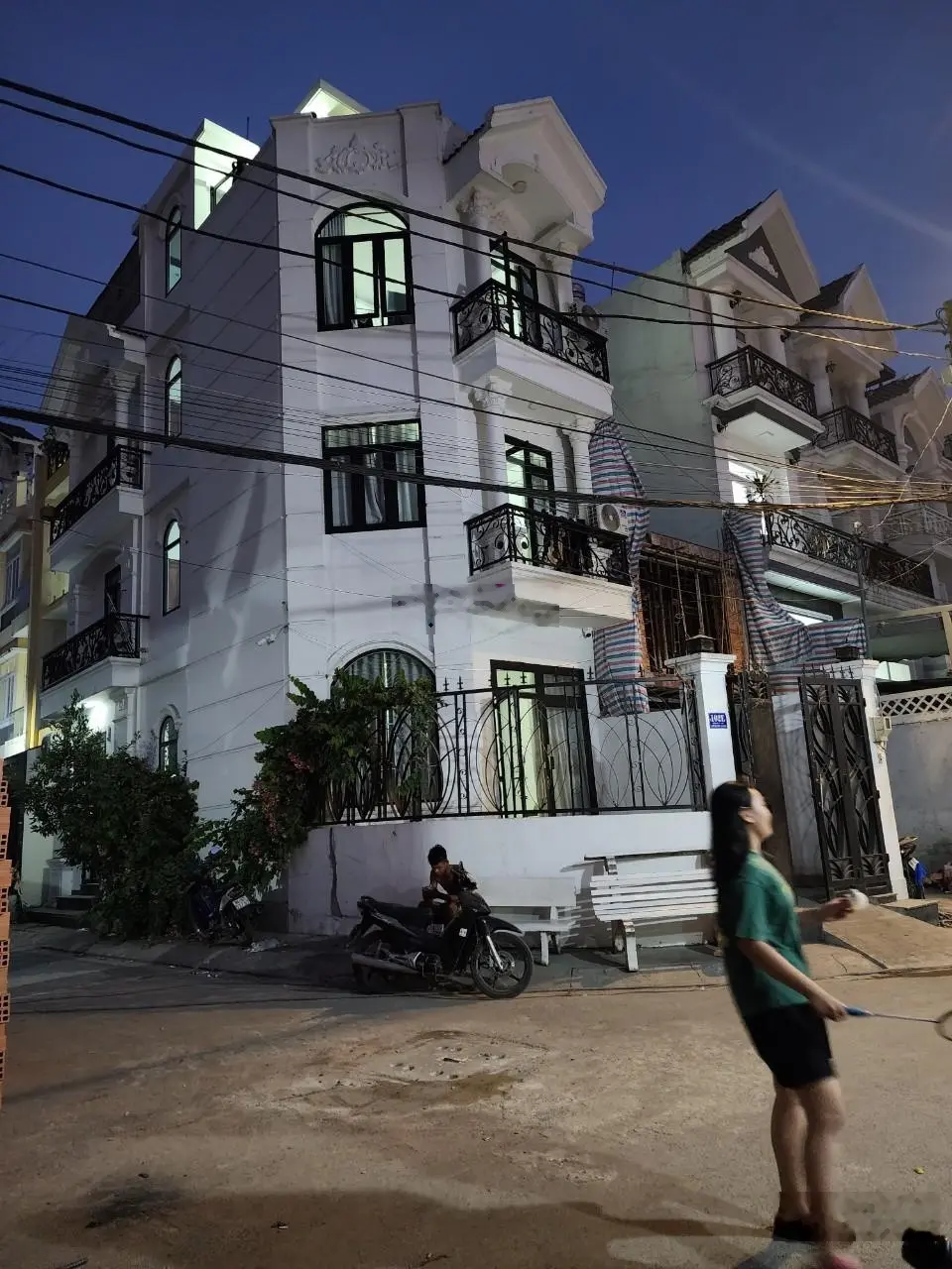 Giảm 1,2 tỷ. Nhà (70m2) góc 2 mặt tiền đường (4 tầng) p. Hiệp Bình Chánh, Q. Thủ Đức