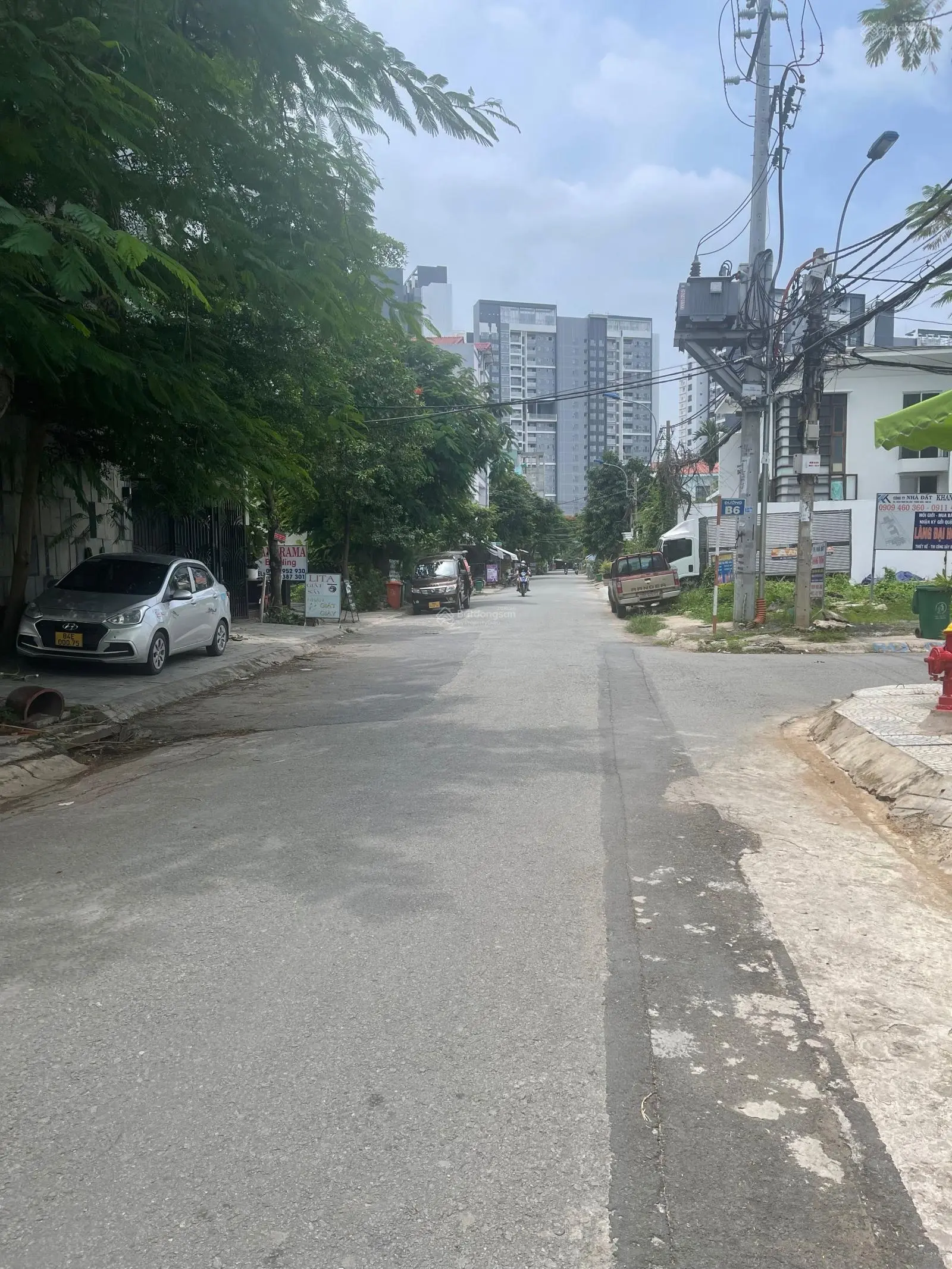 Cần bán gấp lô đất biệt thự khu B Làng Đại Học DT 300m2 sổ hồng riêng xây dựng tự do giá 63tr/m2