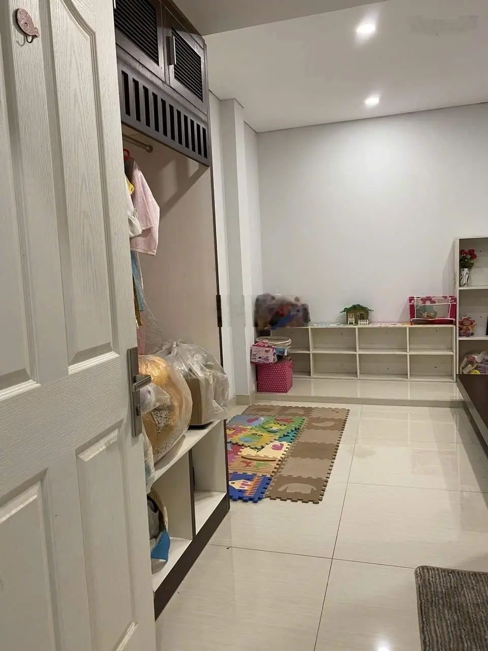 Đi nước ngoài bán gấp nhà hẻm xe hơi Vườn Chuối, Phường 4, Quận 3. Giá chỉ 4,1 tỷ. 0906 806 *** Ngân