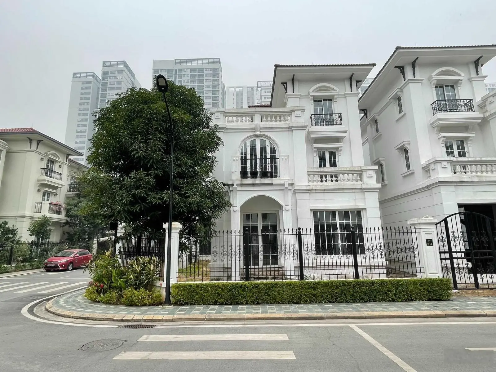 Bán biệt thự đơn lập Embassy Garden 259m2 căn góc vườn hoa - Đông Nam liên hệ chủ nhà 0332 625 ***