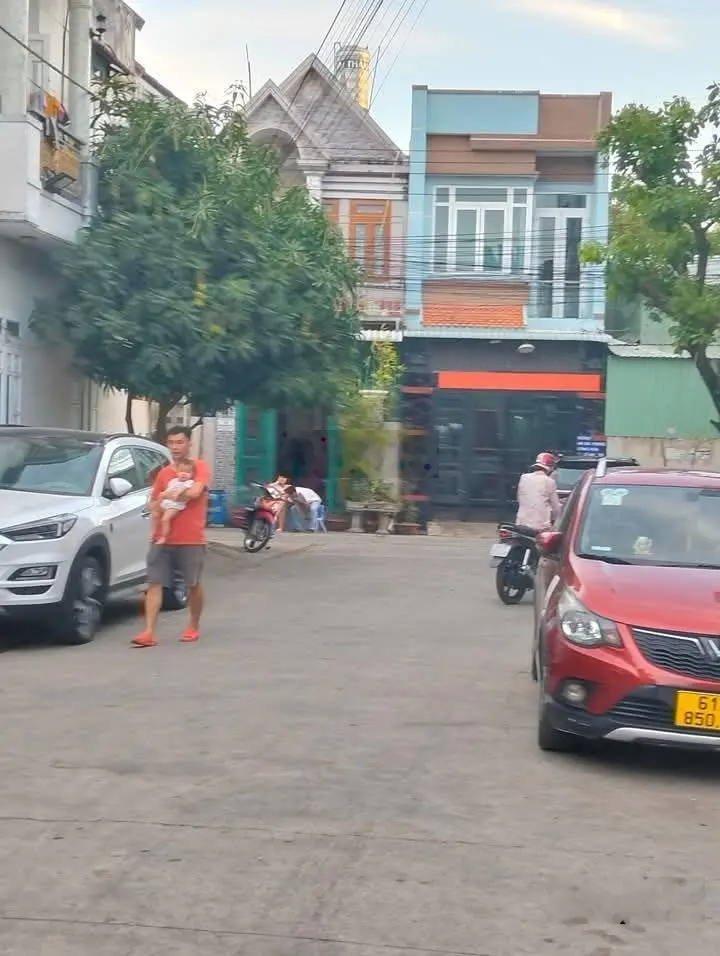 Bán nhà chính chủ, phường Tân Bình Dĩ An, DT 76 m2, sổ hồng riêng hẻm xe hơi, giá chỉ 2,5 tỷ
