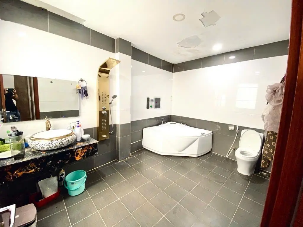 Nhà siêu đẹp diện tích khủng chủ nhiệt bán giá 11.4 tỷ